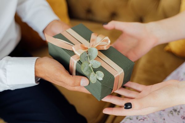 Drobny prezent dla partnerki – czym ją zaskoczyć?